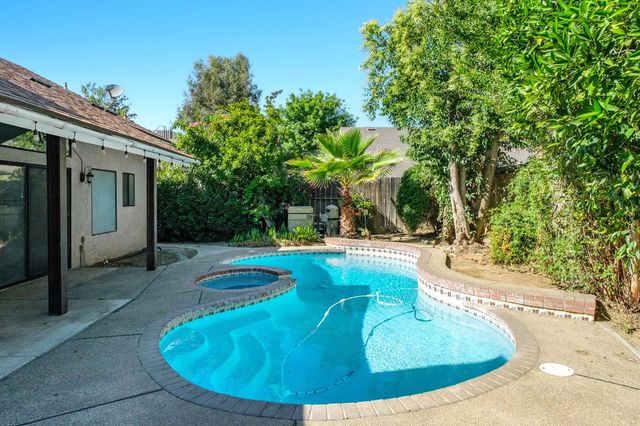 7570 N 6th Street, Fresno, CA 93720