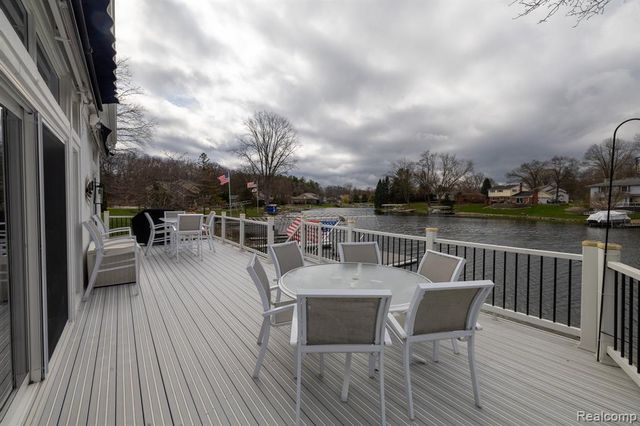 762 Golden Shores, White Lake, MI 48386