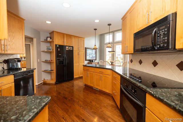 762 Golden Shores, White Lake, MI 48386