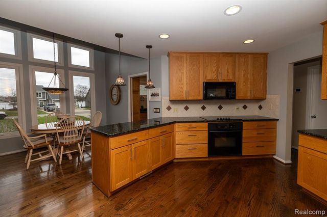 762 Golden Shores, White Lake, MI 48386