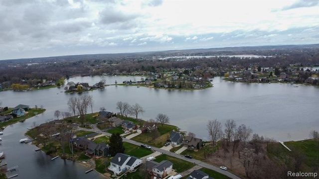 762 Golden Shores, White Lake, MI 48386