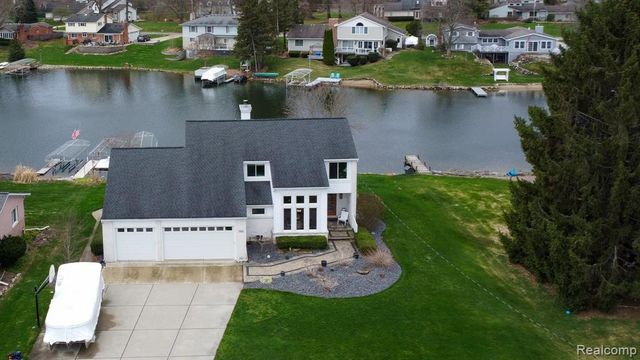 762 Golden Shores, White Lake, MI 48386