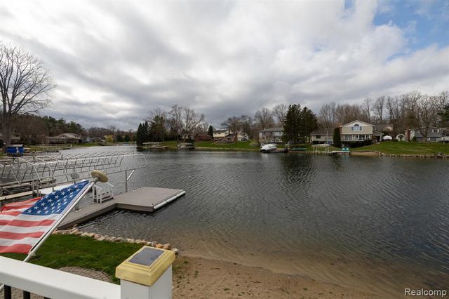 762 Golden Shores, White Lake, MI 48386