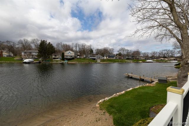 762 Golden Shores, White Lake, MI 48386