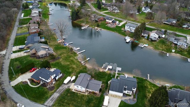 762 Golden Shores, White Lake, MI 48386