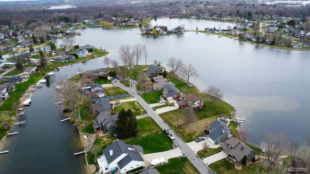 762 Golden Shores, White Lake, MI 48386