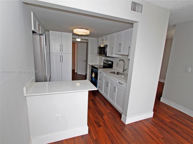 9411 SW 4th St 308, Miami, FL 33174