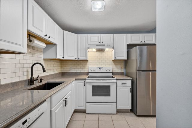 12 Timberwood Dr Unit 302, Goffstown, NH 03045