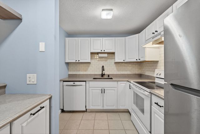 12 Timberwood Dr Unit 302, Goffstown, NH 03045