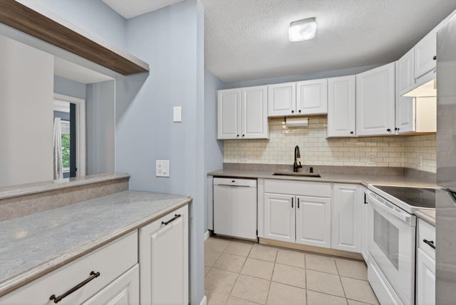 12 Timberwood Dr Unit 302, Goffstown, NH 03045