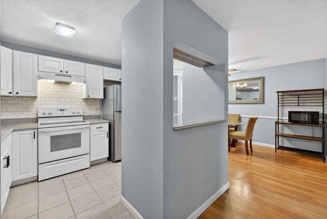 12 Timberwood Dr Unit 302, Goffstown, NH 03045
