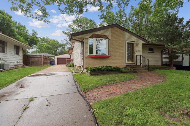 2715 E 38th Court, Des Moines, IA 50317