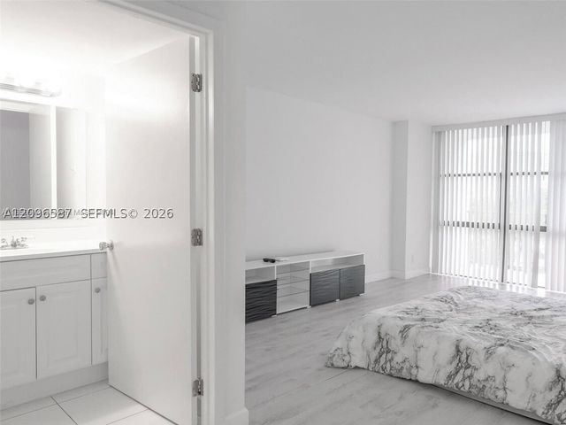 1000 Parkview Dr 501, Hallandale Beach, FL 33009