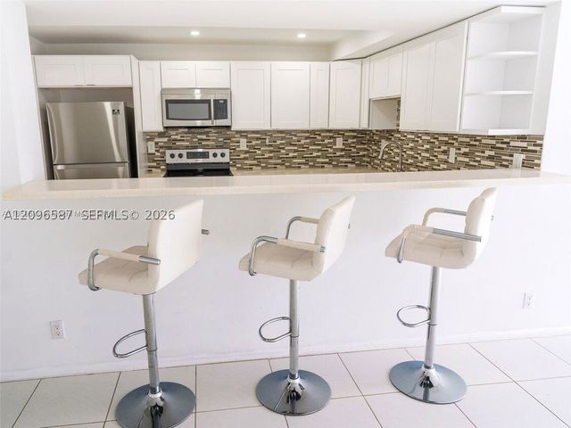 1000 Parkview Dr 501, Hallandale Beach, FL 33009