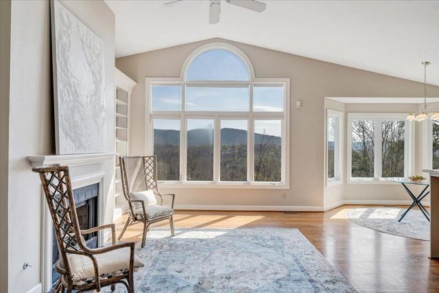 5010 Hunting Hills CIR, Roanoke, VA 24018