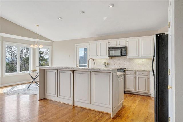 5010 Hunting Hills CIR, Roanoke, VA 24018
