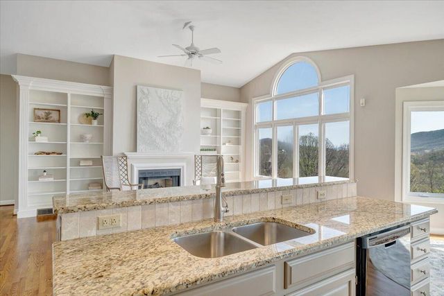 5010 Hunting Hills CIR, Roanoke, VA 24018