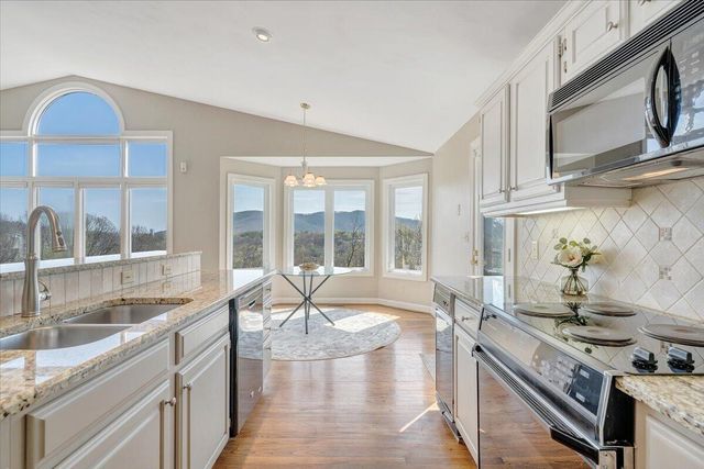 5010 Hunting Hills CIR, Roanoke, VA 24018