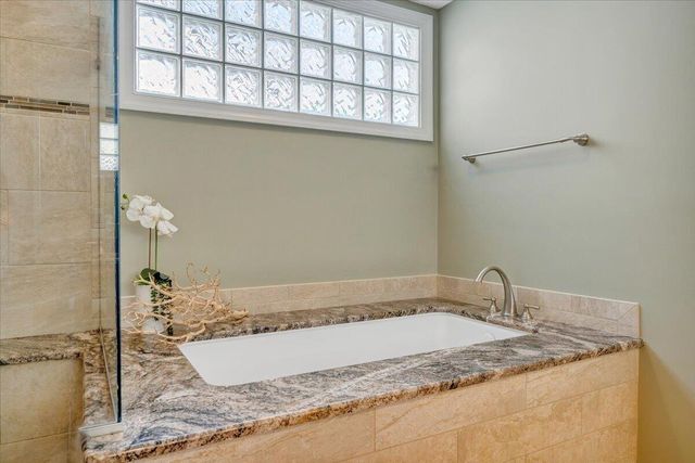 5010 Hunting Hills CIR, Roanoke, VA 24018