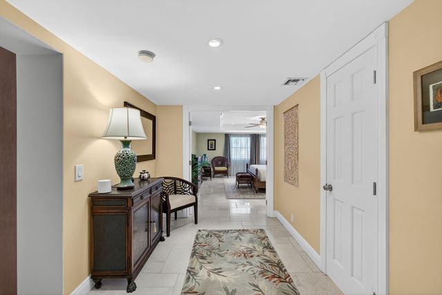 129 S Golfview Road 7, Lake Worth Beach, FL 33460