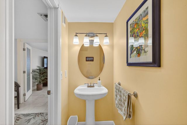 129 S Golfview Road 7, Lake Worth Beach, FL 33460