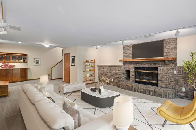 9550 Foxford Road, Chanhassen, MN 55317
