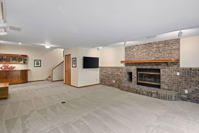 9550 Foxford Road, Chanhassen, MN 55317