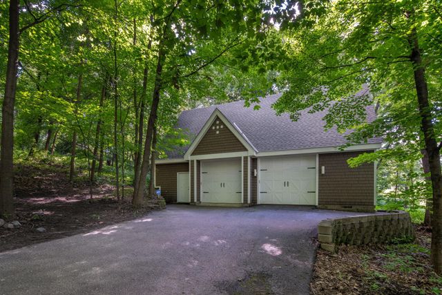 9550 Foxford Road, Chanhassen, MN 55317