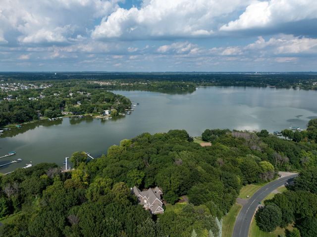 9550 Foxford Road, Chanhassen, MN 55317
