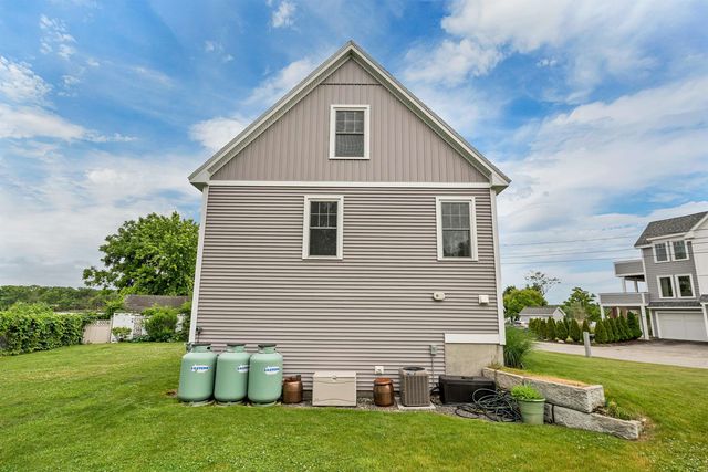 8 Heaphy Lane, Dover, NH 03820