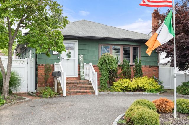 219 Venetian Boulevard, Lindenhurst, NY 11757