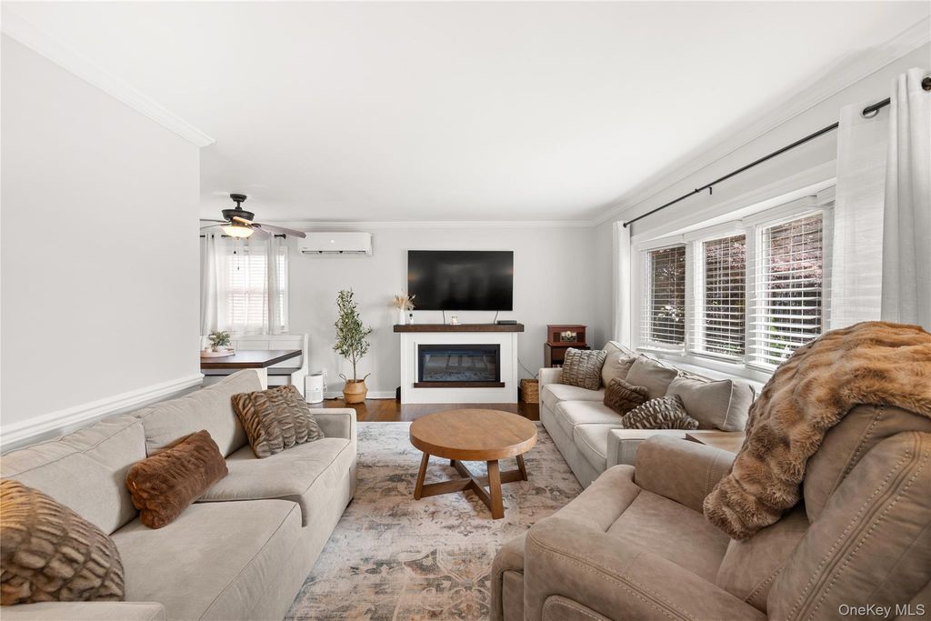 219 Venetian Boulevard, Lindenhurst, NY 11757