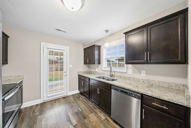 1021 Whitney Dr, Clarksville, TN 37042