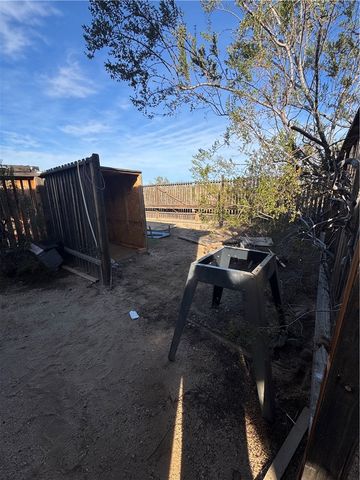 3661 N Amado Road, Golden Valley, AZ 86413