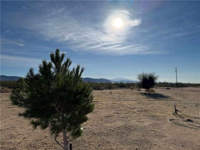 3661 N Amado Road, Golden Valley, AZ 86413