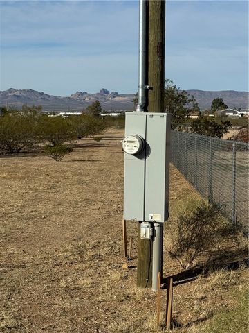 3661 N Amado Road, Golden Valley, AZ 86413