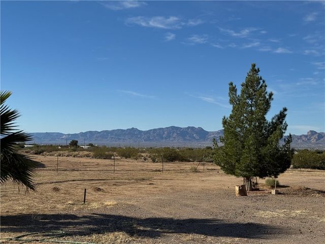 3661 N Amado Road, Golden Valley, AZ 86413