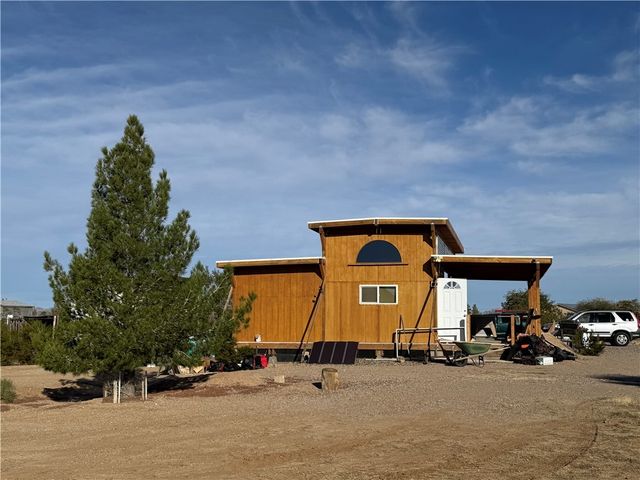 3661 N Amado Road, Golden Valley, AZ 86413