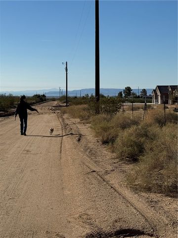 3661 N Amado Road, Golden Valley, AZ 86413