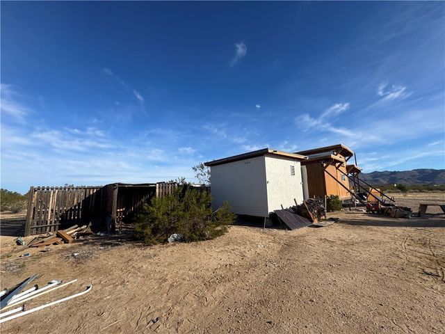 3661 N Amado Road, Golden Valley, AZ 86413