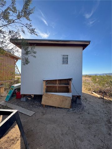 3661 N Amado Road, Golden Valley, AZ 86413