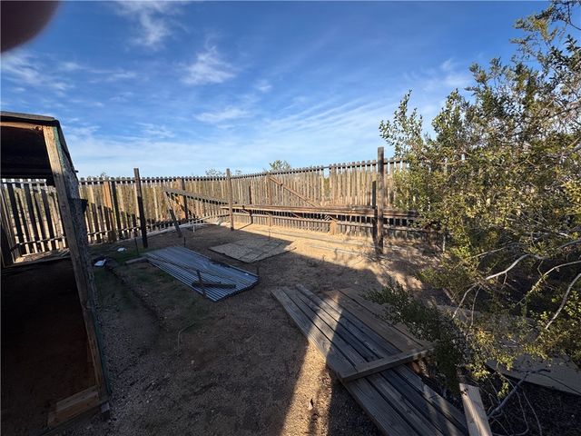 3661 N Amado Road, Golden Valley, AZ 86413