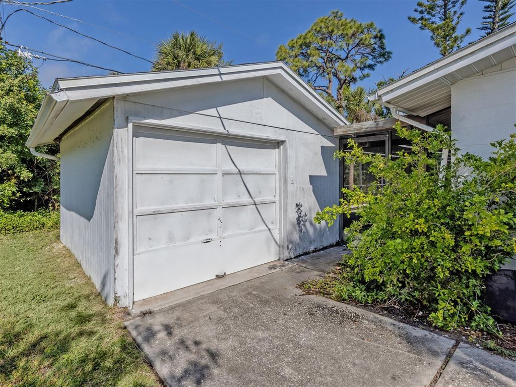 Image 9 of property listing at 3180 FALLOW ROAD, Venice, FL 34293