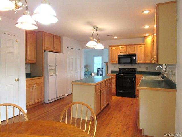 120 Mayfair Road, Poughquag, NY 12570