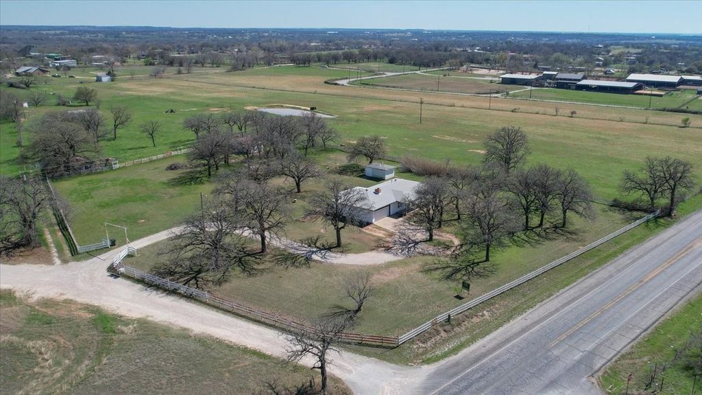 102 Middleton Court, Weatherford, TX 76087