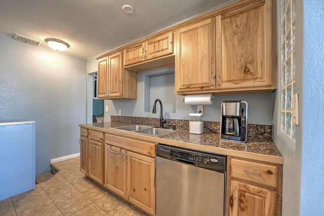 924 Valley St, Minot, ND 58701