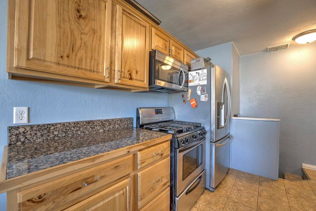 924 Valley St, Minot, ND 58701