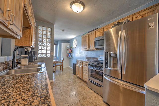 924 Valley St, Minot, ND 58701