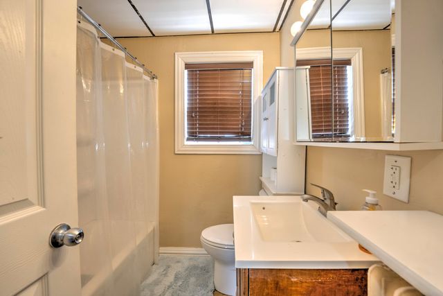 924 Valley St, Minot, ND 58701