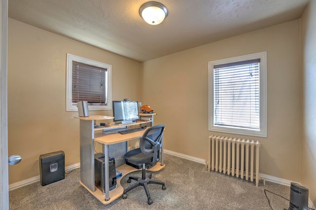 924 Valley St, Minot, ND 58701
